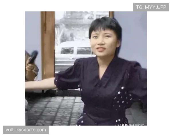 李娜随手举个水杯都比我半个月工资精致,这生活反差太刺激