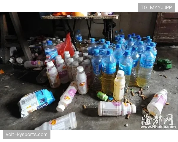 特雷·杨家的冰箱里塞满了能量饮料,训练完直接拿瓶当水喝 特雷·杨家的冰箱里塞满了能量饮料,训练完直接拿瓶当水喝